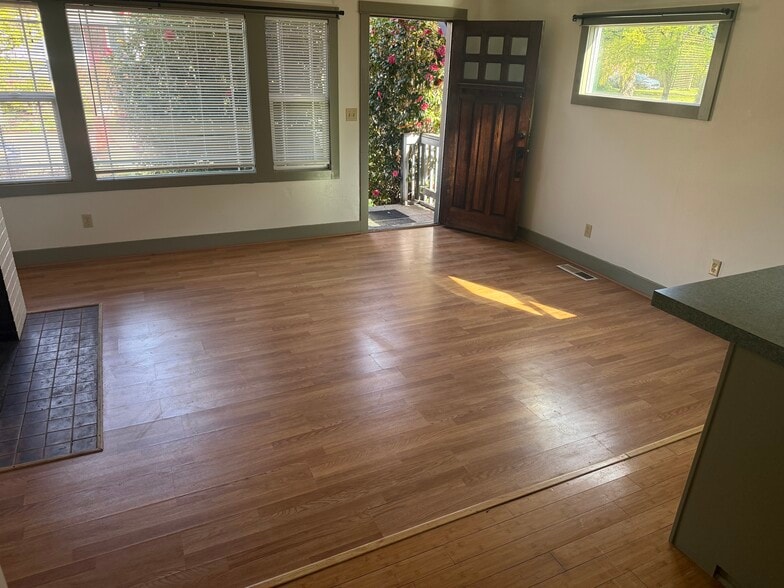 Entry - 3123 NE 67th Ave