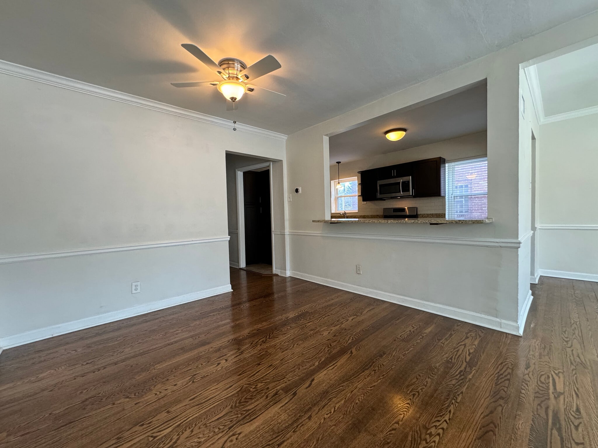 Building Photo - 422 S Hanley Rd