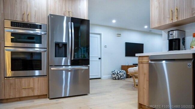 Building Photo - 518 Sunshine Dr