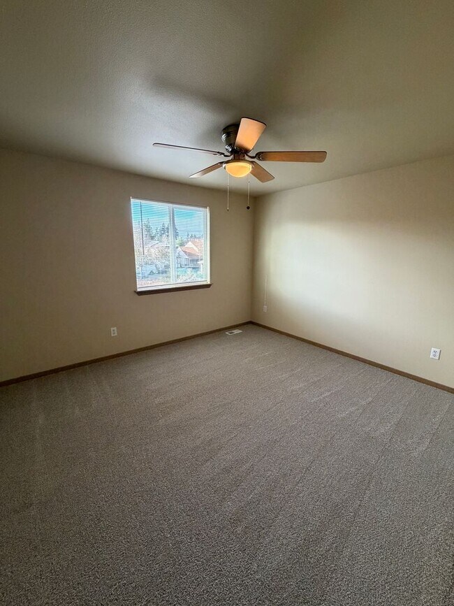 Building Photo - 843 Gina Ct SE