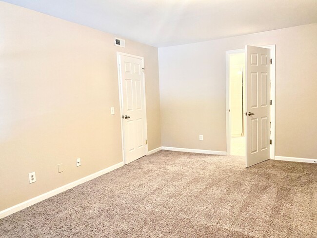 Building Photo - Spacious 2 Bed 2 Bath! Pets Welcome!  No S...