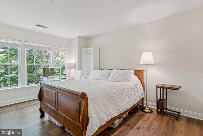 Building Photo - 856 Stonehurst Ct