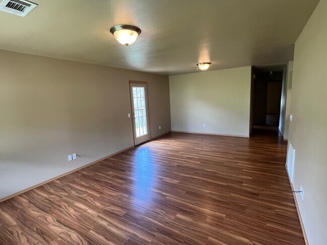 Building Photo - 808 W 13th St