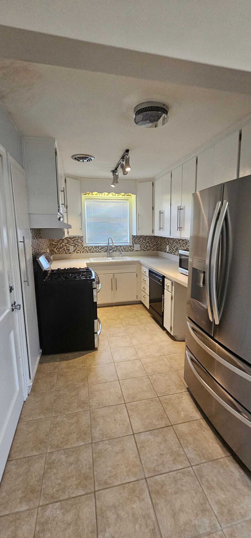 Building Photo - 7228 Linden St