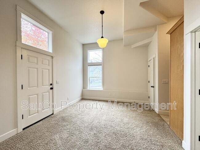 Building Photo - 3340 SW 12th Ave