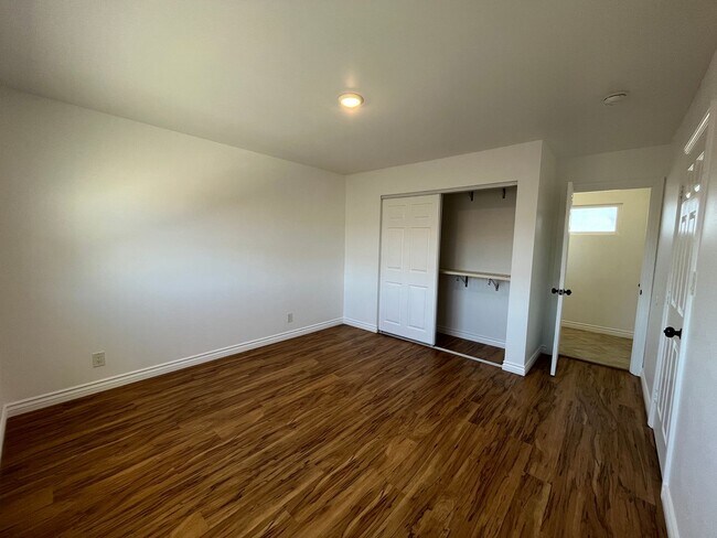 Building Photo - Freshly prepped 5BR in Simi w/downstairs b...
