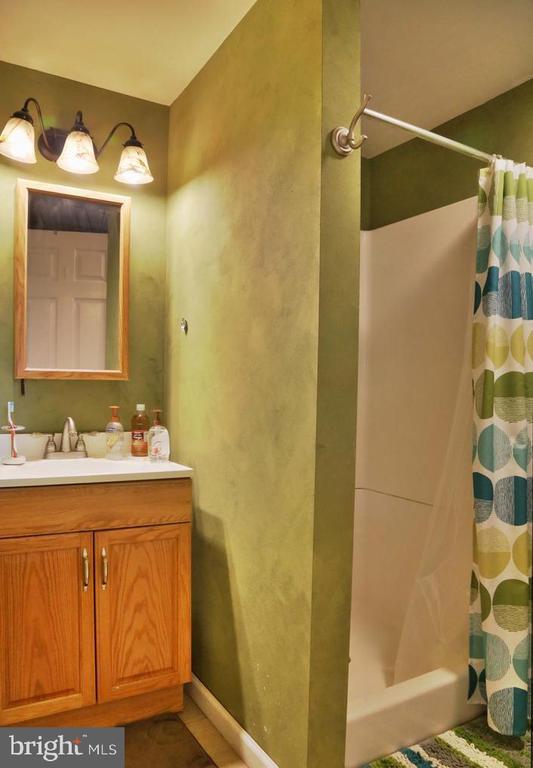 Building Photo - 327 E 9th Ave