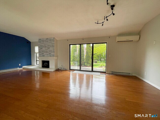 Building Photo - 445 Heritage Vlg