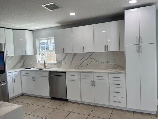 Building Photo - 375 Carrousel Ct
