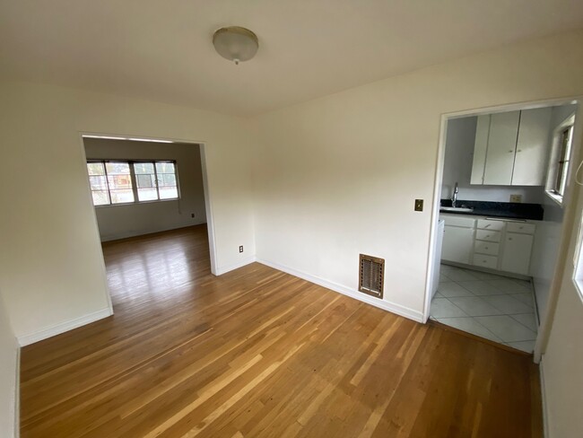 dining room - 5192 Village Grn