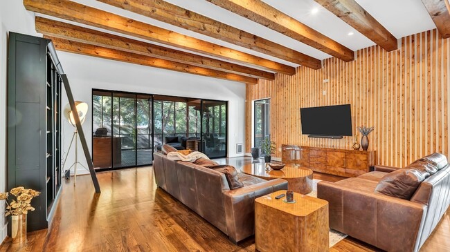 Building Photo - 8635 San Leandro Dr