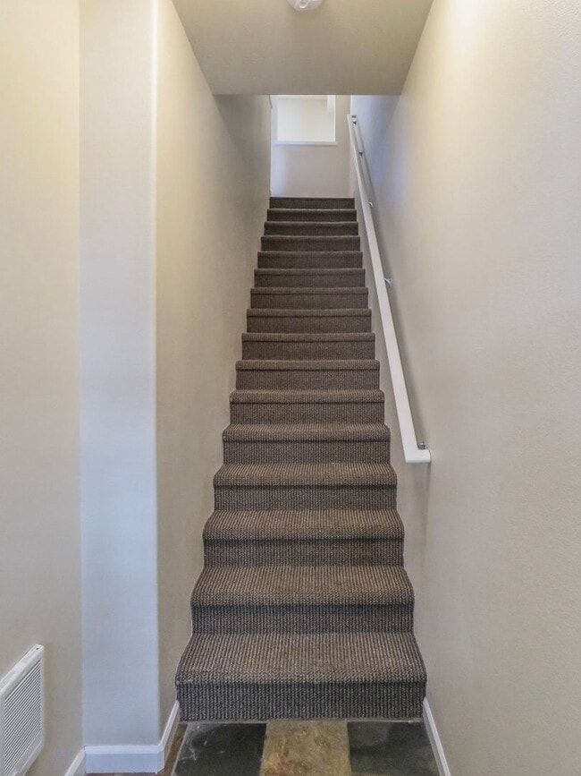 Building Photo - **No Rent Until February!! 2 Bedroom Townhome Available Now  !! Inquire today for tour !