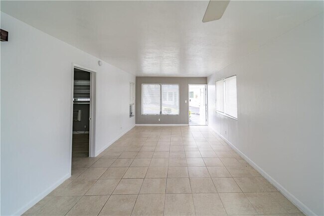 Building Photo - 1241 W River Dr