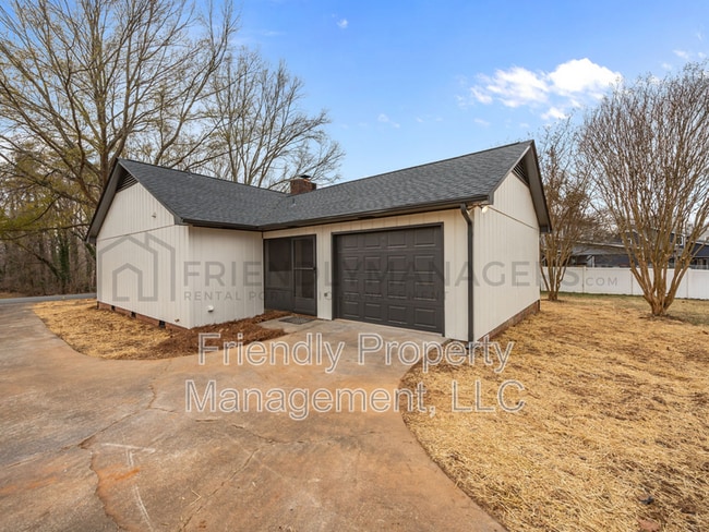 Building Photo - 2119 Dave St