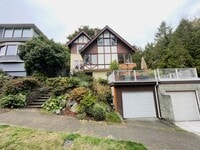 Building Photo - Elegant 4BR 2.5Bath Home with Fenced Yard & Garage Across from Seattle Prep**2 weeks free **2 wee...