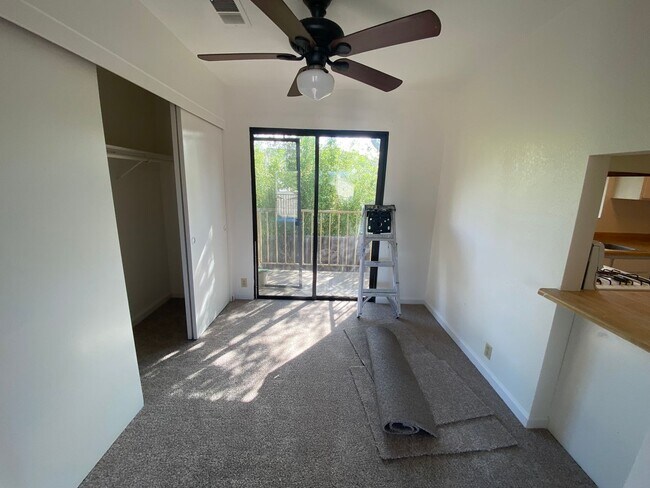 Building Photo - La Tierra Gardens - 2/1 Upstairs Apartment