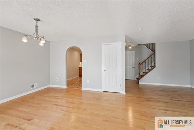 Building Photo - 37 Kingston Run