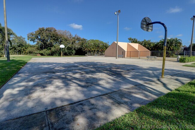 Building Photo - 1402 14th Way