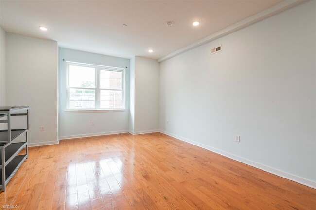 Building Photo - 3 br, 3 bath Triplex - 1517 SEYBERT ST Uni...