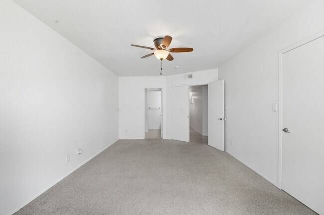 Building Photo - Spacious 3 Bed/2 Bath Home in Lush Crestvi...