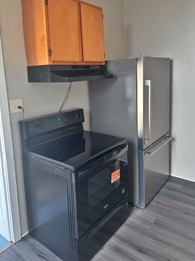 Building Photo - 422 W Allen St