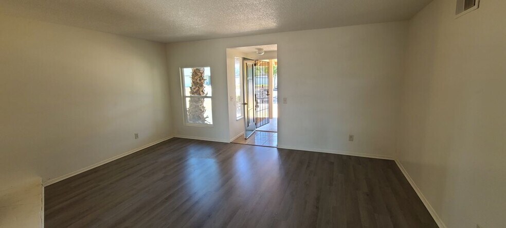 Building Photo - 421 Royal Cir