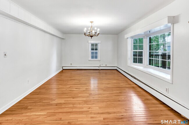 Building Photo - 7 Richards Ln