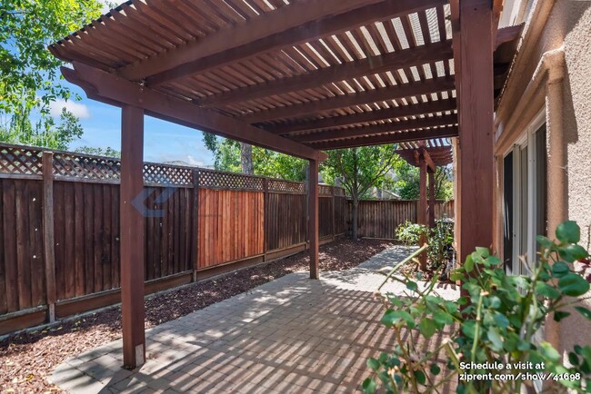 Building Photo - 742 Creekside Ct