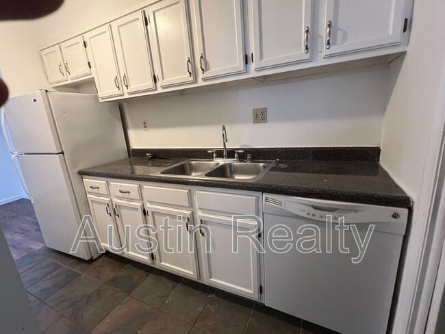 Building Photo - 348 N Newstead Ave