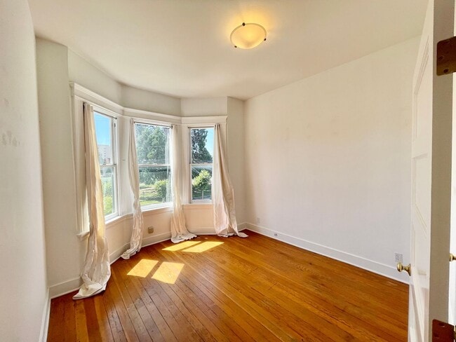 Building Photo - 3BR/2BA Renovated Victorian Full Floor Fla...