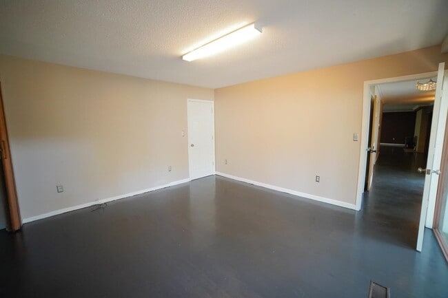 Building Photo - 1105 Solana Ave