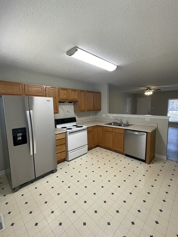 Building Photo - Cute 3BR, 2BA House on 1/2 Acre