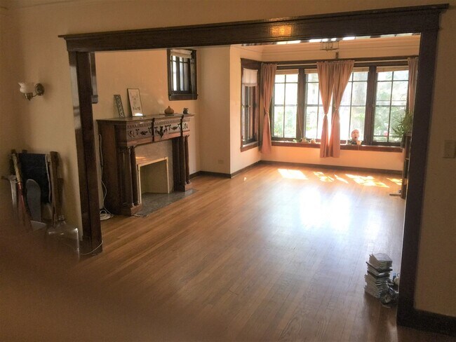 Building Photo - 3939 N Paulina St