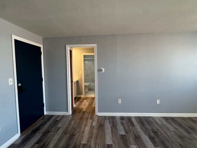 Living room facing hallway - 109 S Main St