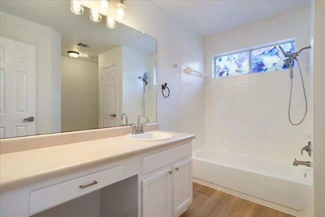 Building Photo - 1025 Doras Dr