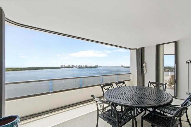 Building Photo - 100 Lakeshore Dr