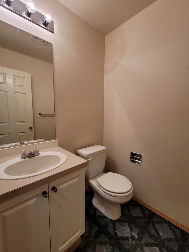 Building Photo - 2 Bedroom Townhome in Desirable Summerwind!