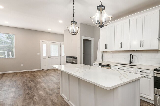 Building Photo - MOVE-IN SPECIAL: $500 OFF DEPOSIT! Stunnin...