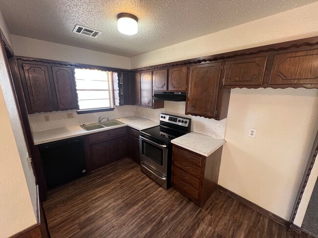 Building Photo - Beautiful duplex in Moore for rent!