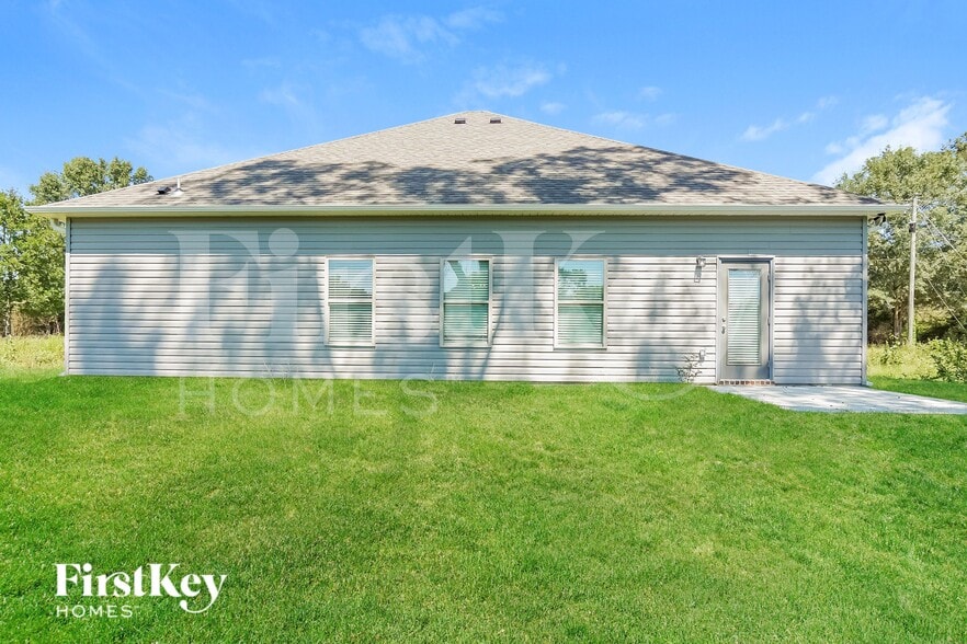 Building Photo - 320 S Pine Dr