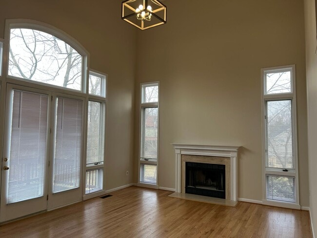 Building Photo - Spacious and Gracious, Close to EVERYTHING!