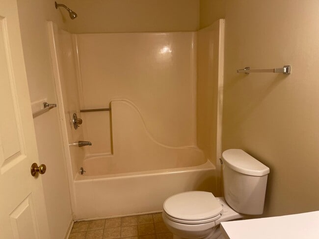 Building Photo - Beautiful 2-Bedroom Townhome in a Prime Lo...