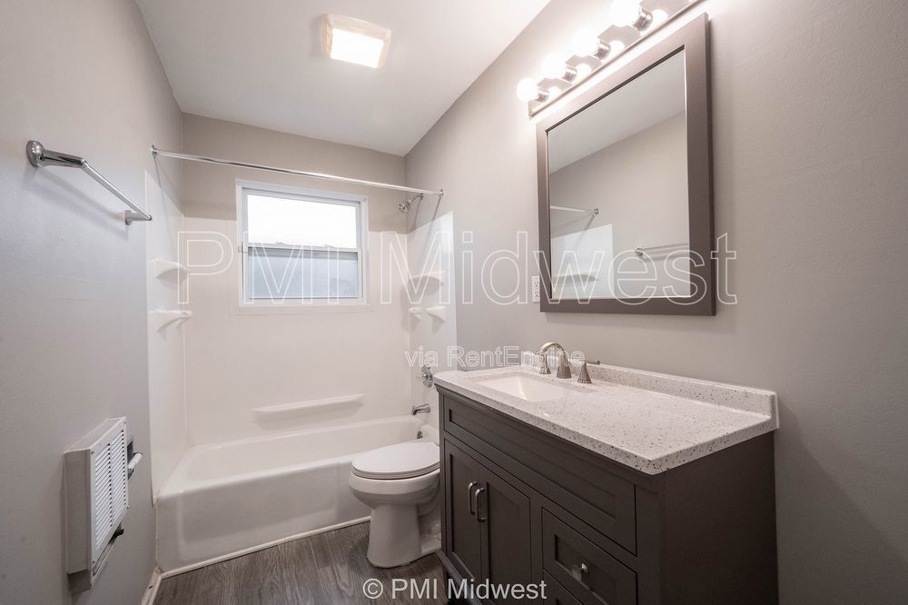 Building Photo - 821 Iowa St