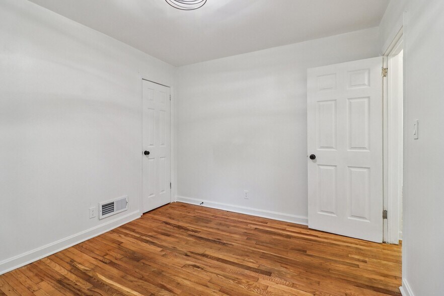 Building Photo - 3159 Bobolink Dr