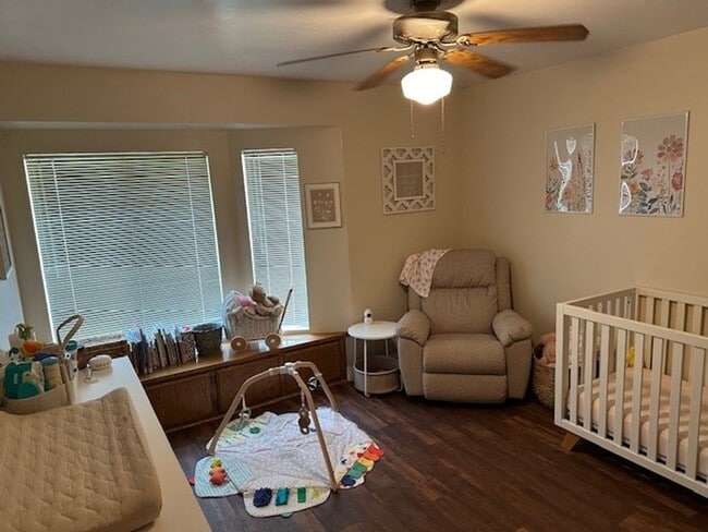 Building Photo - North West Bakersfield Home