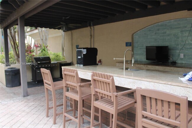 Building Photo - 520 SE 5 Ave