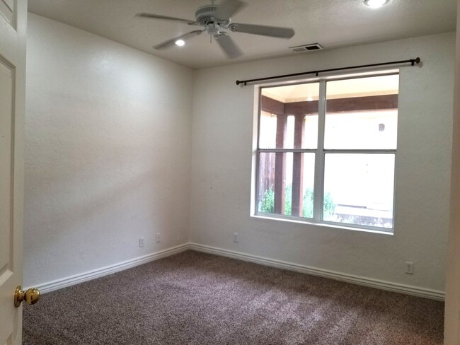 Building Photo - Westside 4 Bed, 2.75 Bath Townhouse w/Gara...