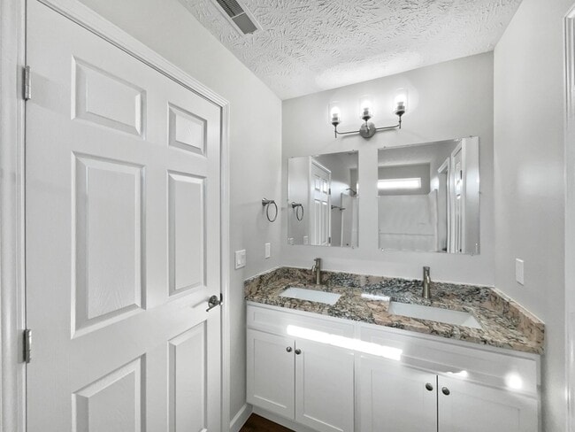 Building Photo - 4804 Highlander Cove