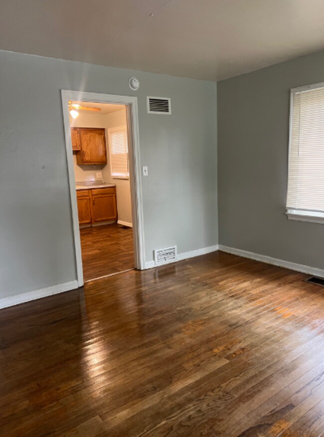 Building Photo - Spacious Two Bedroom Duplex Near MLK and 3...