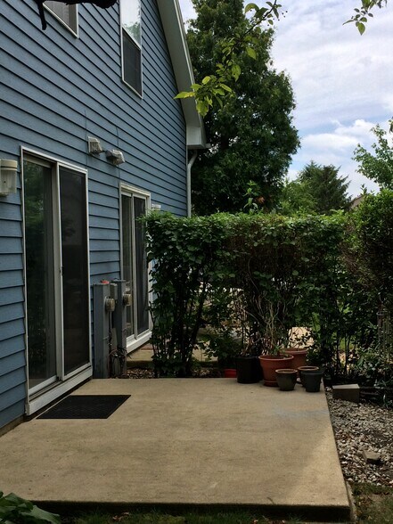 Building Photo - 240 Acorn Dr
